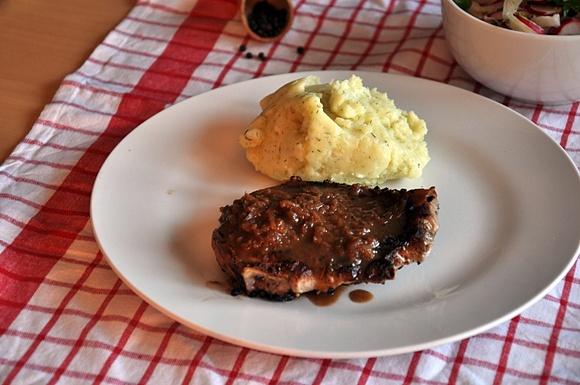 Porc au poivre z surówką z fenkuła i rzodkiewki