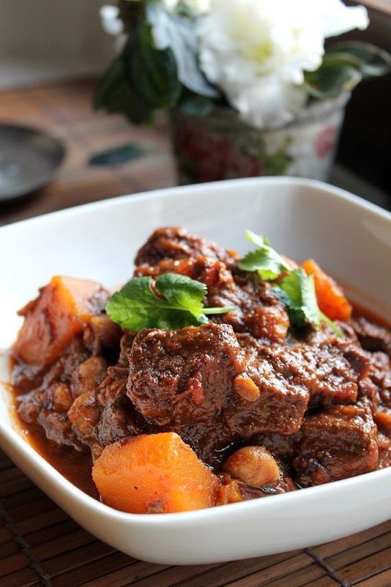 Tagine z wołowiny i szafranu - tradycyjny marokański gulasz
