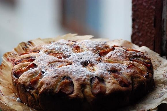 Pełnoziarniste ciasto drożdżowe ze śliwkami