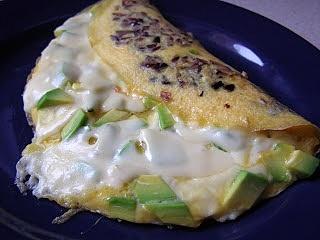Omlet z serem awokado i cebulą