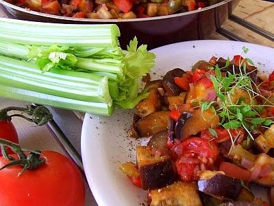 Caponata z czerwoną papryką warzywa włoskie danie lekkie