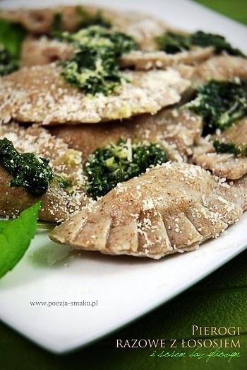 Razowe pierogi z łososiem w sosie bazyliowym