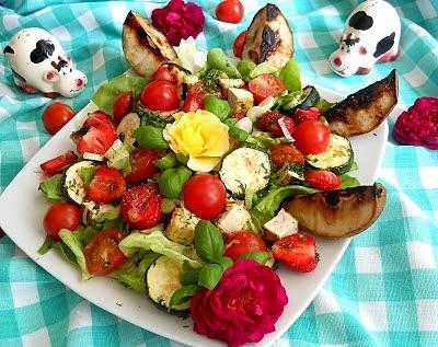 Grillowane tofu z gruszą i cukinią w sałatce