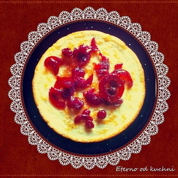 Omlet polany pigwą z wiśnią w syropie