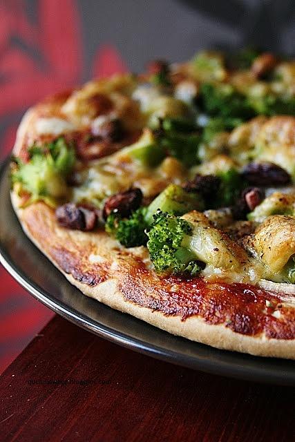 Pizza z brokułem, cebulą i fasolą
