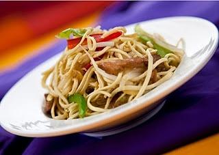 Makaron Chow Mein z sosem czosnkowo-miodowym