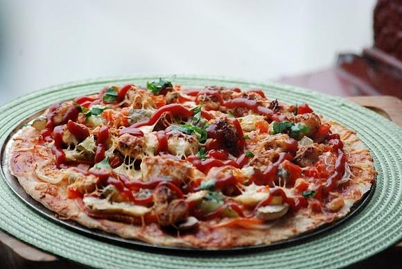 Pełnoziarnisty placek z kurczakiem gyros na szybkie i zdrowe obiad