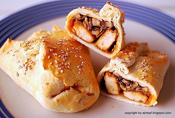Drożdżowe pierożki z kurczakiem, grzybami i porem