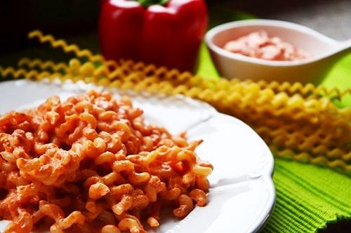 Pesto z pieczonej papryki, suszonych pomidorków i ricotty