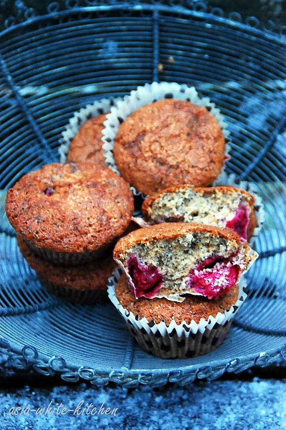 Zimowe muffinki makowe z wiśniami