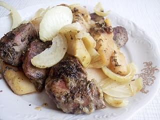 Wątróbka pieczona z jabłkami i cebulą