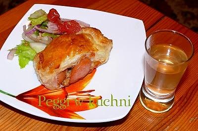 Kiełbaski w szlafroczkach z ciasta francuskiego z pomidorem i parmezanem