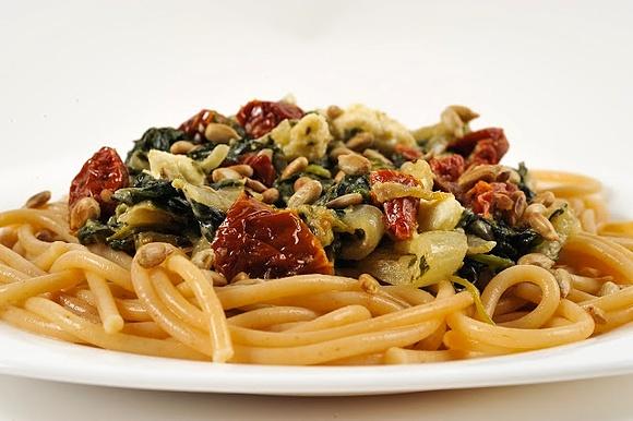 Spaghetti ze szpinakiem fetą i suszonymi pomidorami