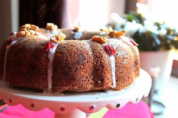 Babka ucierana z żurawiną, czekoladą i orzechami