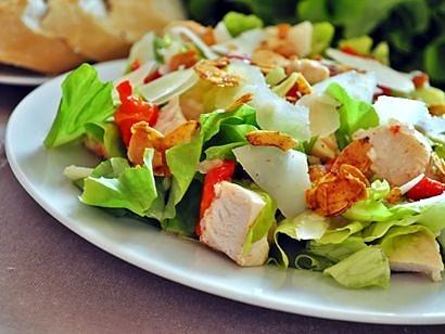 Sałata z kurczakiem, pieczoną papryką i serem Manchego