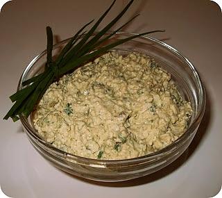 Jajeczna pasta z ogórkiem i szczypiorkiem
