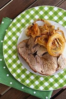 Wolno pieczona łopatka w piwie