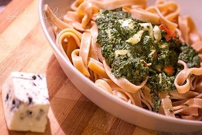 Tagliatelle z surimi, szpinakiem i śmietaną