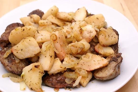 Wątróbka drobiowa z cebulką i jabłkiem