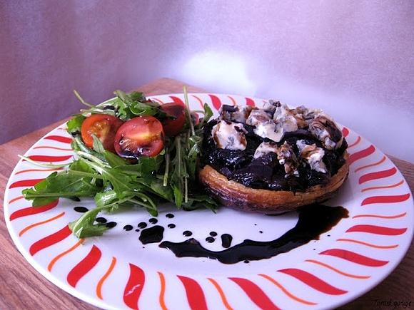 Cebulowa tarta tatin z serem pleśniowym i rukolą