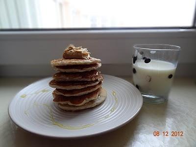 Banana pancakes z wiórkami kokosowymi cookie crisp miodem i masłem orzechowym