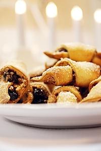 Rugelach z rodzynkami i orzechami włoskimi na chacie