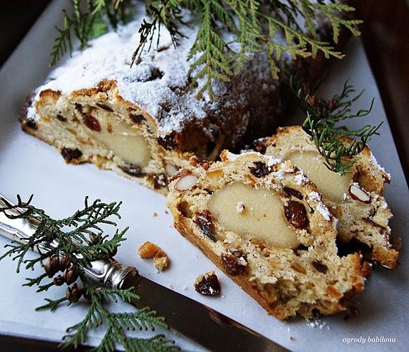 Stollen - tradycyjny niemiecki bożonarodzeniowy wypiek z bakaliami i marcepanem