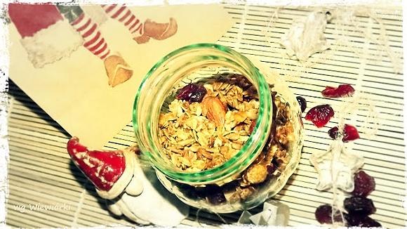 Świąteczna granola na prezent i na śniadanie
