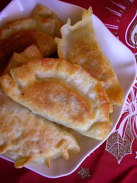 Pierogi z kapustą, grzybami i suszonymi śliwkami