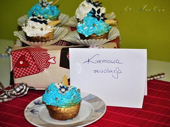Muffinki błękitne słodkie aromatyczne z konfiturą