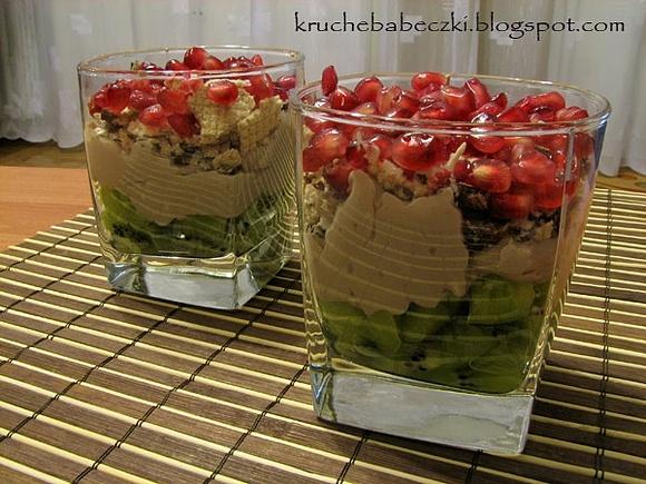 Deser z granatem i kiwi