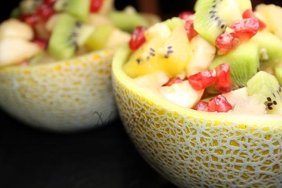 Owocowa sałatka z melonem, bananami, kiwi i granatem