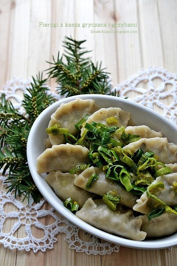 Pierogi z kaszą gryczaną i grzybami z karmelizowanym porem
