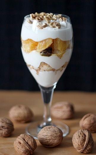 Deser z twarożkiem, bananem i orzechami