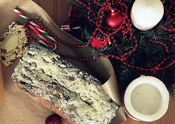 Stollen na Boże Narodzenie z marcepanem i bakaliami
