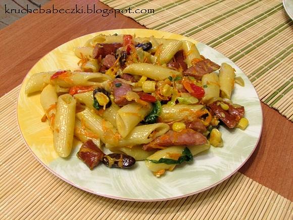 Penne z frankfurterkami i warzywami