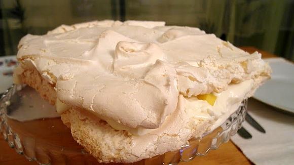 Torcik Pavlova z kremem kokosowym i mango