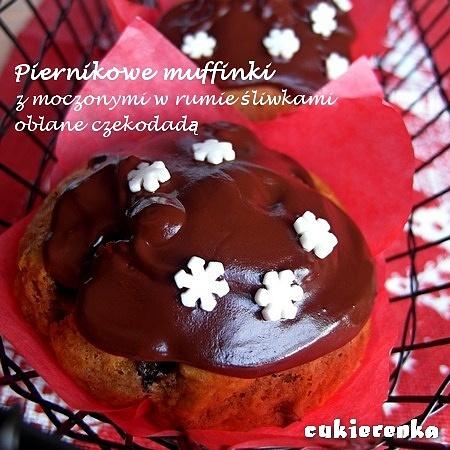 Piernikowe muffinki z suszonymi śliwkami i polewą czekoladową