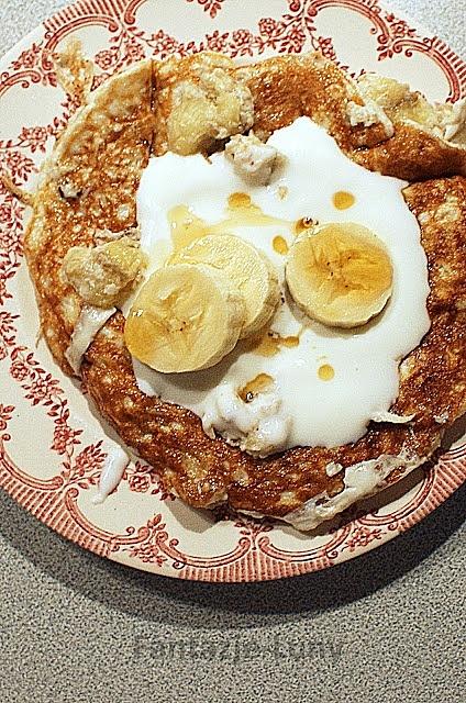 Zdrowy i dietetyczny omlet z bananem i syropem klonowym