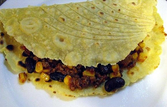 Tortilla domowa z chili con carne i innym nadzieniem