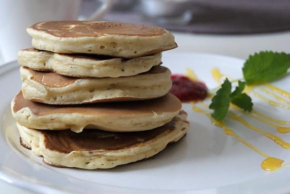 Lekko waniliowe pancakes na śniadanie z konfiturą malinową