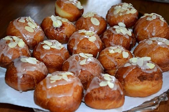 Pączki z ajerkoniakiem i nadzieniem budyniowym