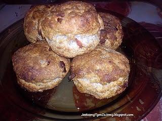 Scones słone z pomidorami i bazylią
