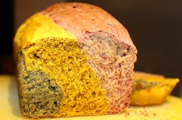 Kolorowy chlebek naturalny z pesto i kurkumą