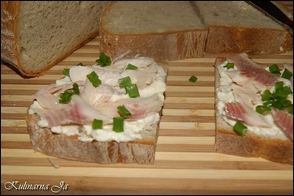Wędzony pstrąg na chrzanowej kanapce