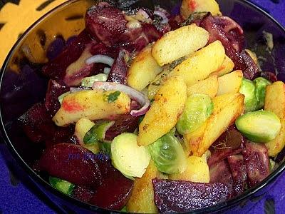 Sałatka z pieczonymi ziemniakami i buraczkami