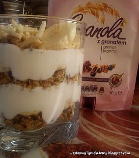 Granola z jogurtem i bananem