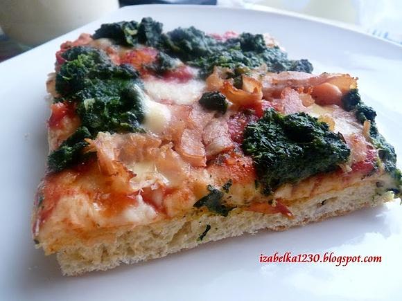 Pizza ze szpinakiem i mozzarellą