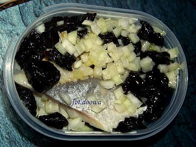 Śledzie ze śliwkami kalifornijskimi