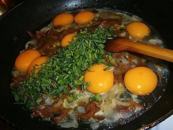 Jajecznica z kurkami
